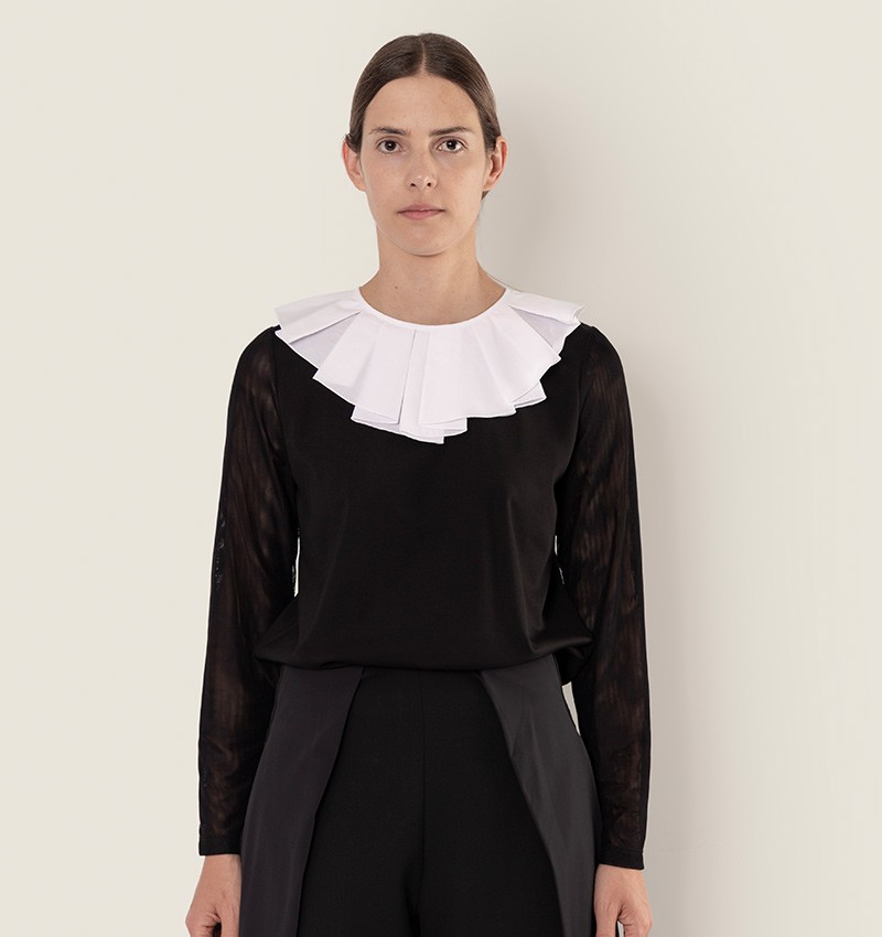 Blusa CHIE MIHARA con babero - Imagen 3
